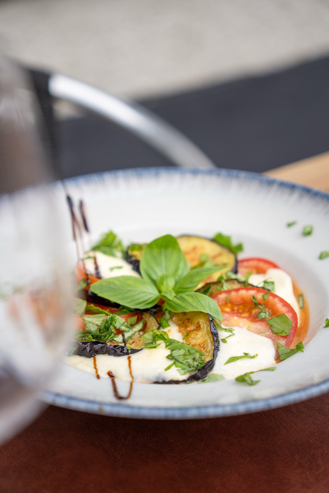 Caprese d'aubergine, mozzarella et basilic